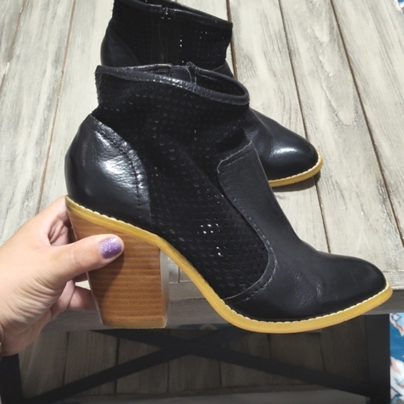 Saks Fifth Avenue Joey Leather Ankle Boots Size 7.5 - Picture 5 of 12